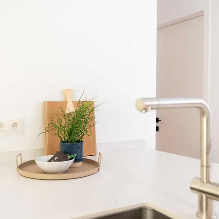 Spacious Getaway For 8 In Apartment *