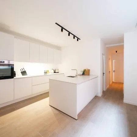 Spacious Getaway For 8 In Apartment