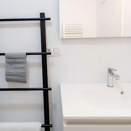 Spacious Getaway For 8 In Apartment