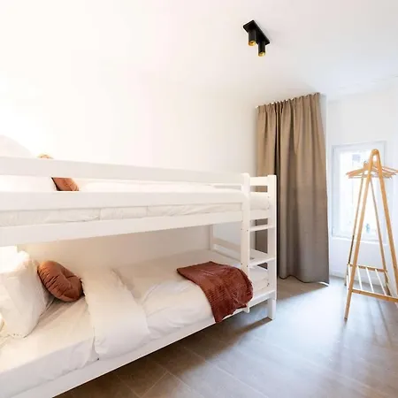 Spacious Getaway For 8 In Apartment *